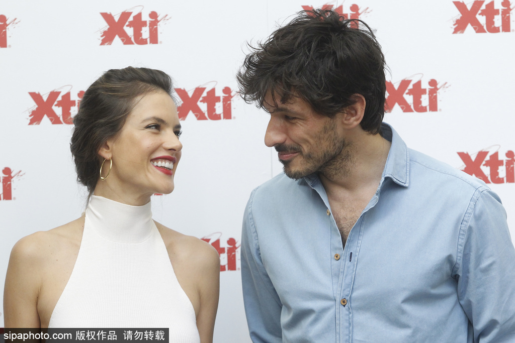 維密超模安布羅休西班牙活動 眼神性感惹火熱辣紅唇送香吻