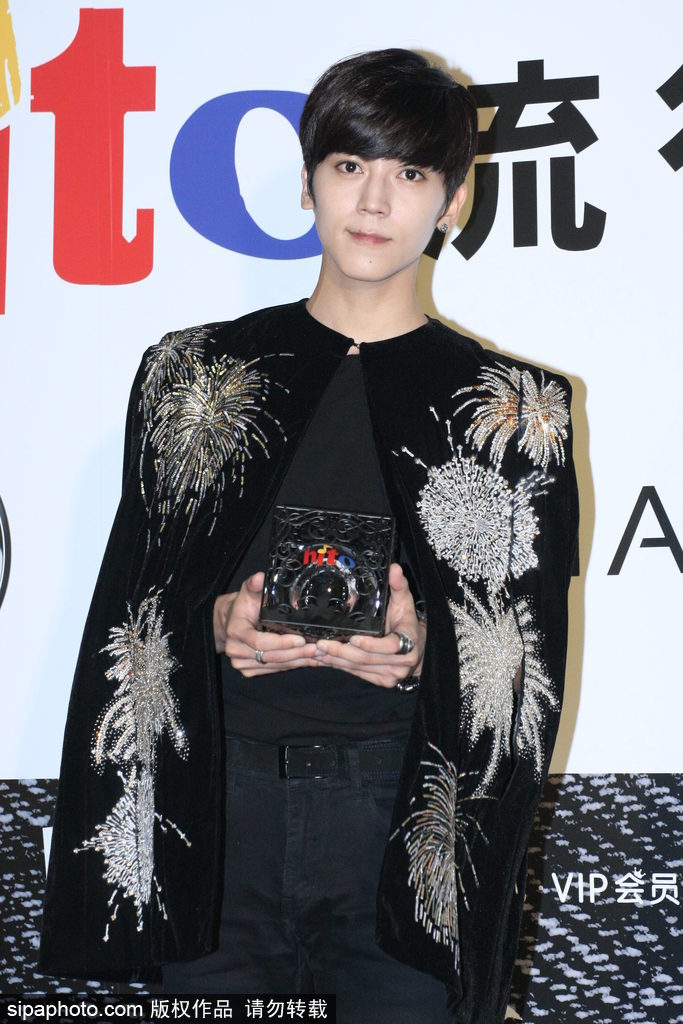 2017hito流行音樂獎(jiǎng)：撞臉鹿晗？畢書盡潮裝帥氣表情呆萌