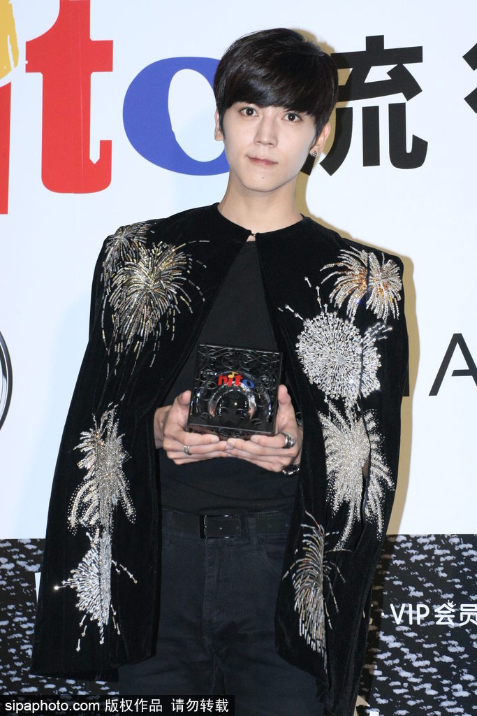 2017hito流行音樂獎(jiǎng)：撞臉鹿晗？畢書盡潮裝帥氣表情呆萌