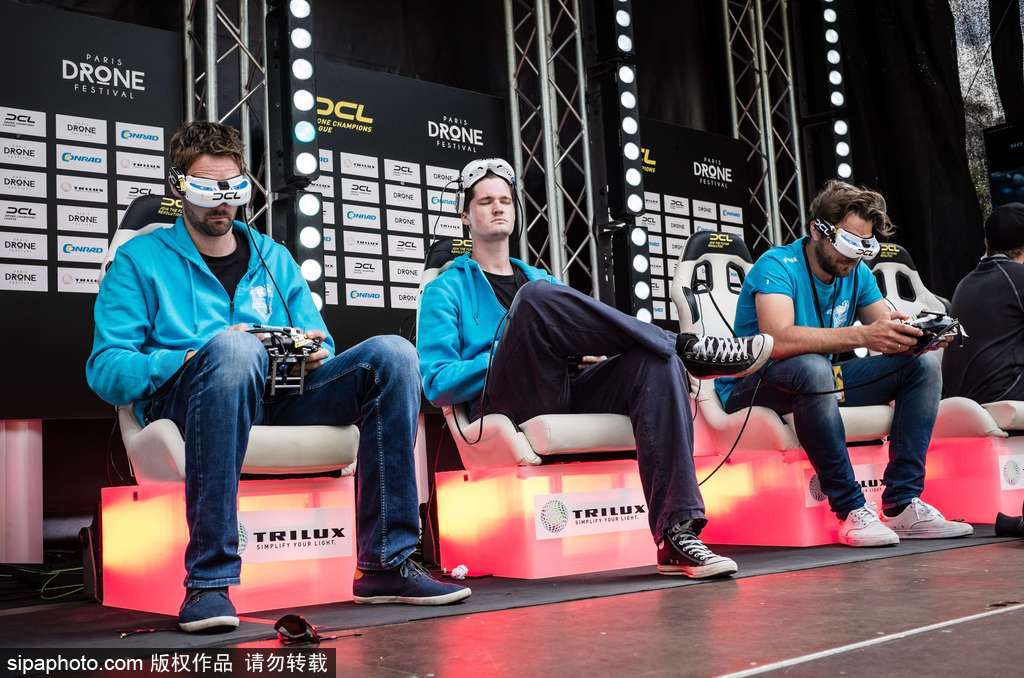 巴黎舉辦無人機(jī)節(jié) 42個(gè)國家參賽者香榭麗舍上演激情競技
