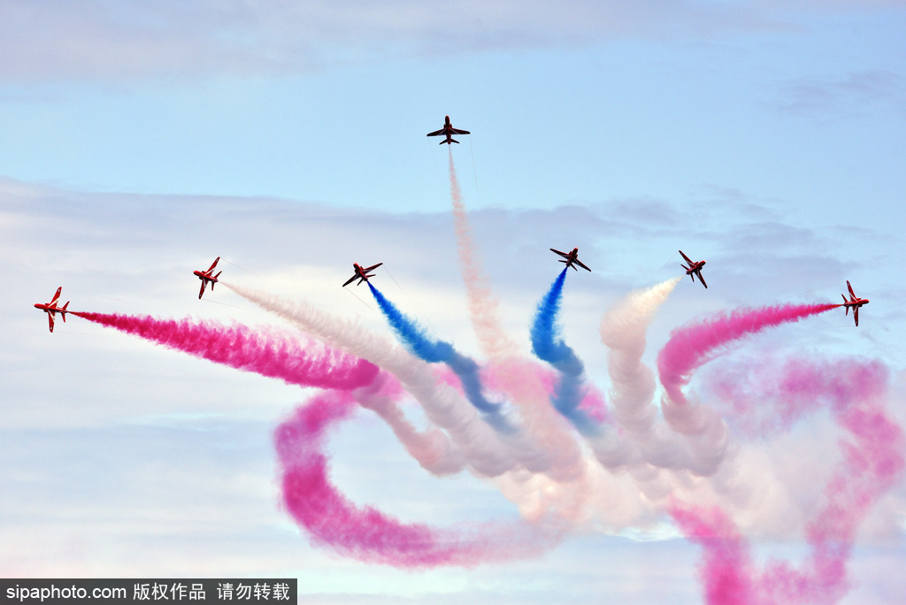 2017英國托貝航展開幕 “紅箭”飛行表演隊(duì)空中炫技