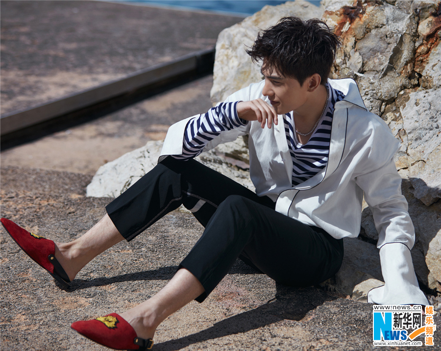 楊洋再登時(shí)尚雜志封面 濕發(fā)演繹翩翩少年