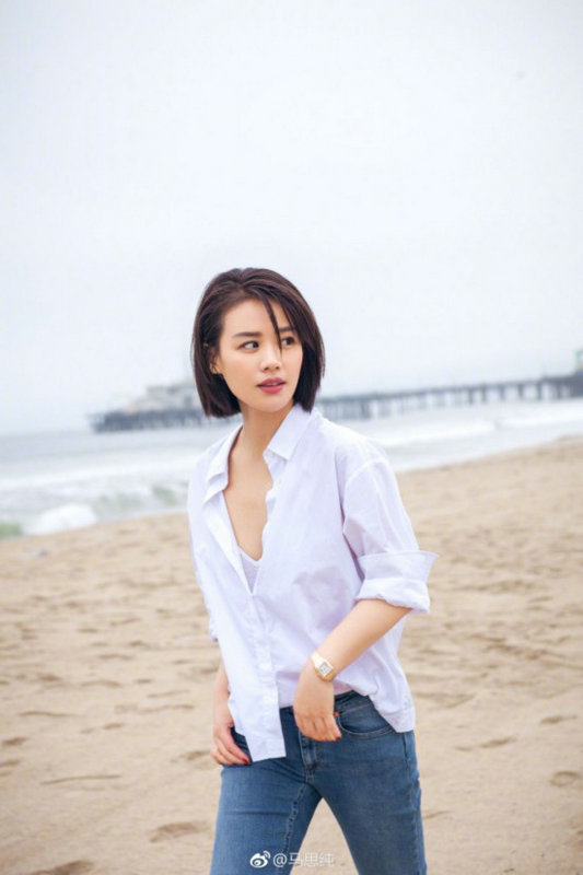 畢業(yè)季脫掉校服 學(xué)唐嫣劉詩詩換個減齡短發(fā)依舊元?dú)鉂M滿