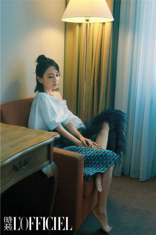 畢業(yè)季脫掉校服 學(xué)唐嫣劉詩(shī)詩(shī)換個(gè)減齡短發(fā)依舊元?dú)鉂M(mǎn)滿(mǎn)