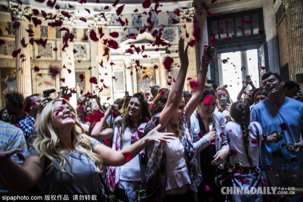 意大利萬神廟五旬節彌撒 揮灑玫瑰花瓣浪漫絕美