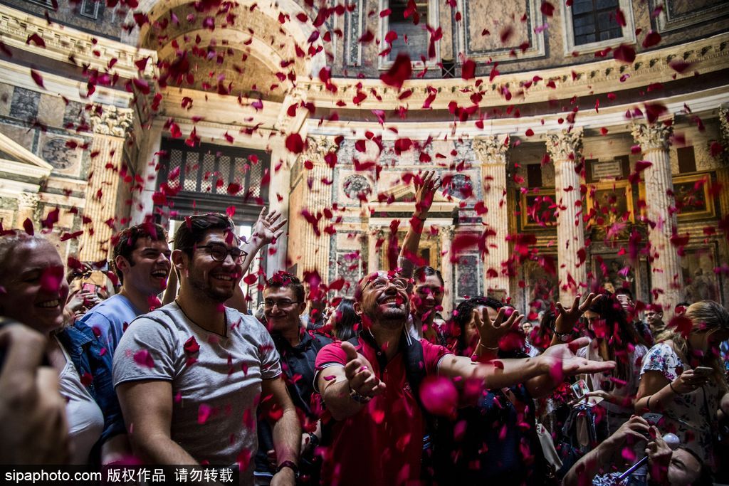 意大利萬神廟五旬節彌撒 揮灑玫瑰花瓣浪漫絕美