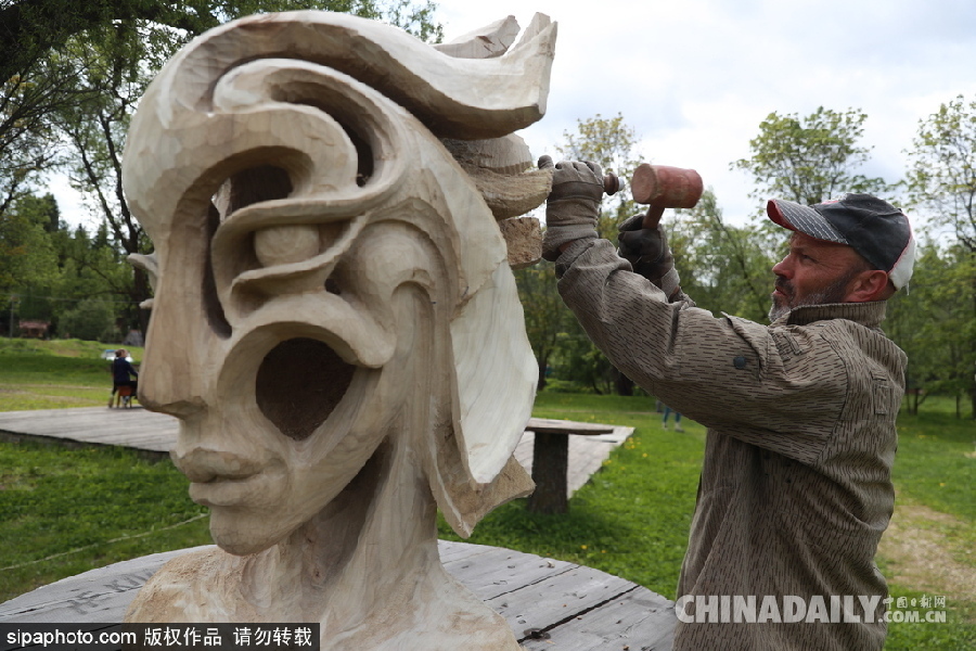 俄羅斯莫斯科舉行首屆根雕藝術節 形態各異