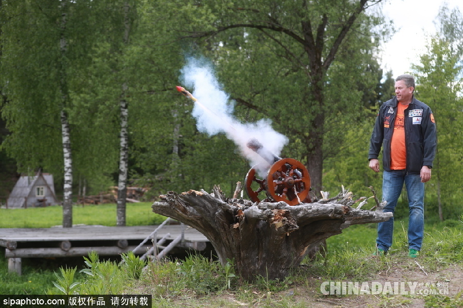 俄羅斯莫斯科舉行首屆根雕藝術節 形態各異