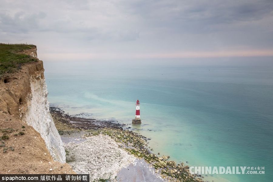 英國(guó)南部海岸迎最佳旅游季 碧海云天妝點(diǎn)最美海角