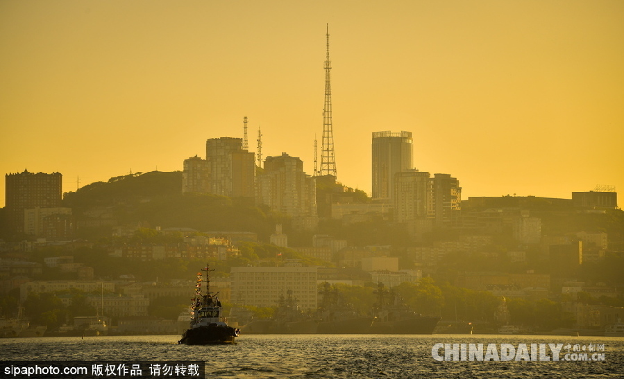 俄羅斯金角灣日出 金黃色陽光灑滿大地