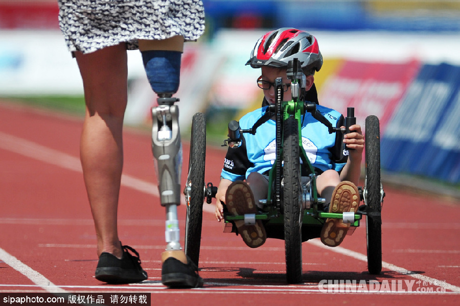 點(diǎn)燃生命之火 捷克舉行殘疾人田徑比賽助殘疾兒童享受運(yùn)動(dòng)樂(lè)趣