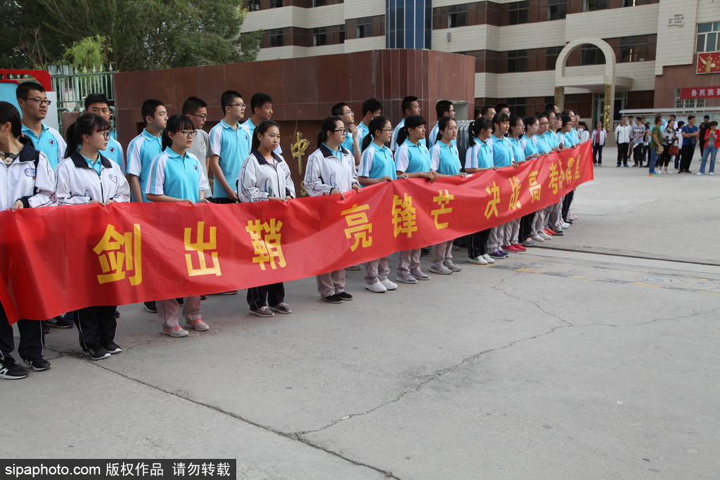 新疆哈密：高考第一日 低年級學(xué)生家長送考沿路壯行