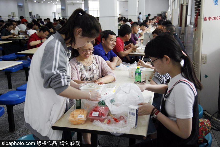 浙江桐廬：家長(zhǎng)備高考愛心餐 滿滿是疼愛