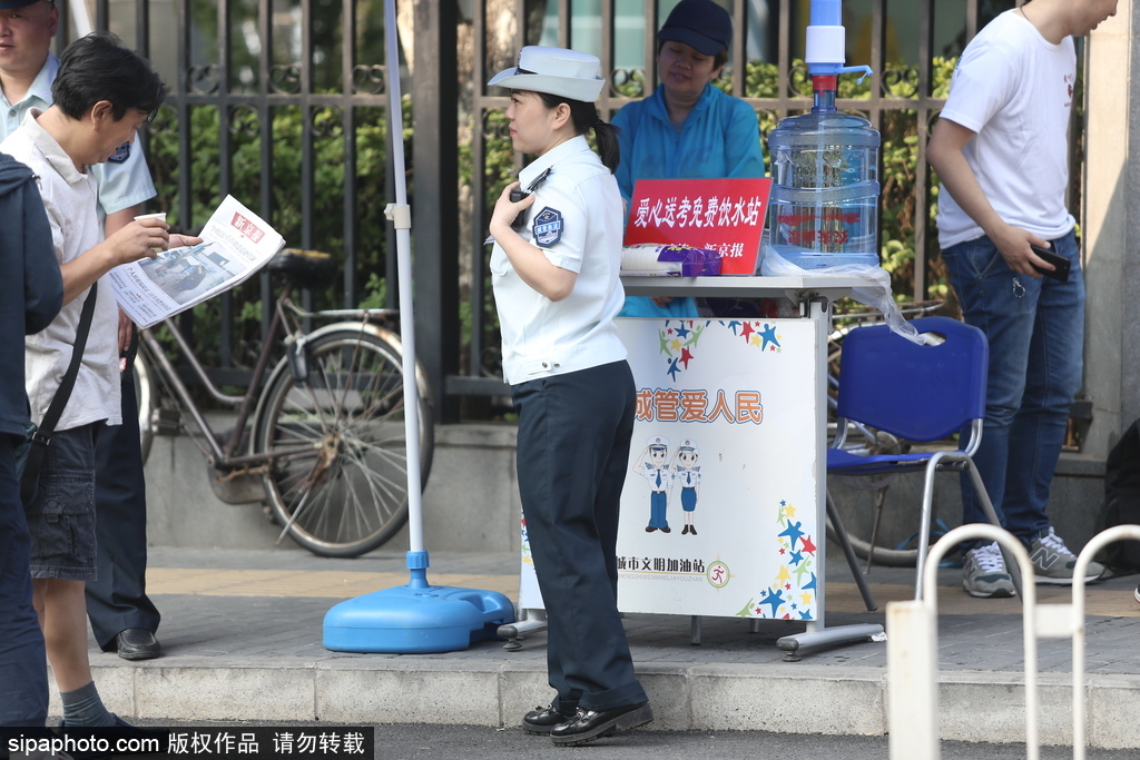 高考第一天 實拍北京考點外準(zhǔn)備考試的學(xué)生