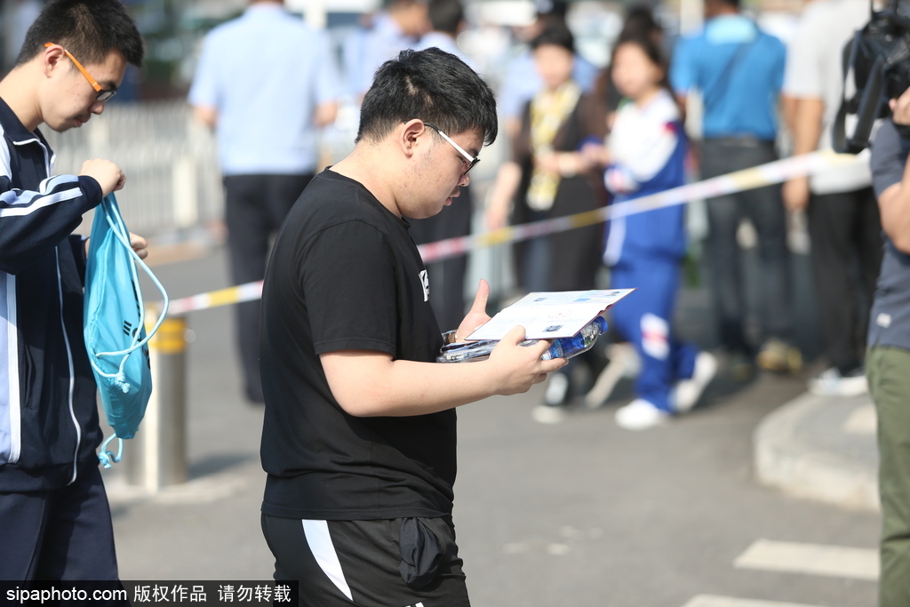 高考第一天 實(shí)拍北京考點(diǎn)外準(zhǔn)備考試的學(xué)生