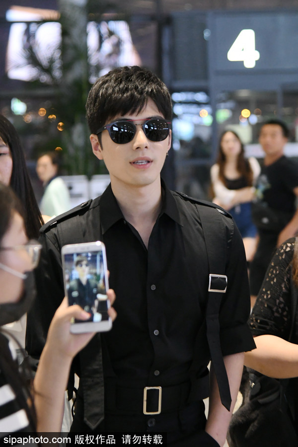 陳學(xué)冬黑衣墨鏡現(xiàn)身機場 遭眾迷妹圍堵跟拍