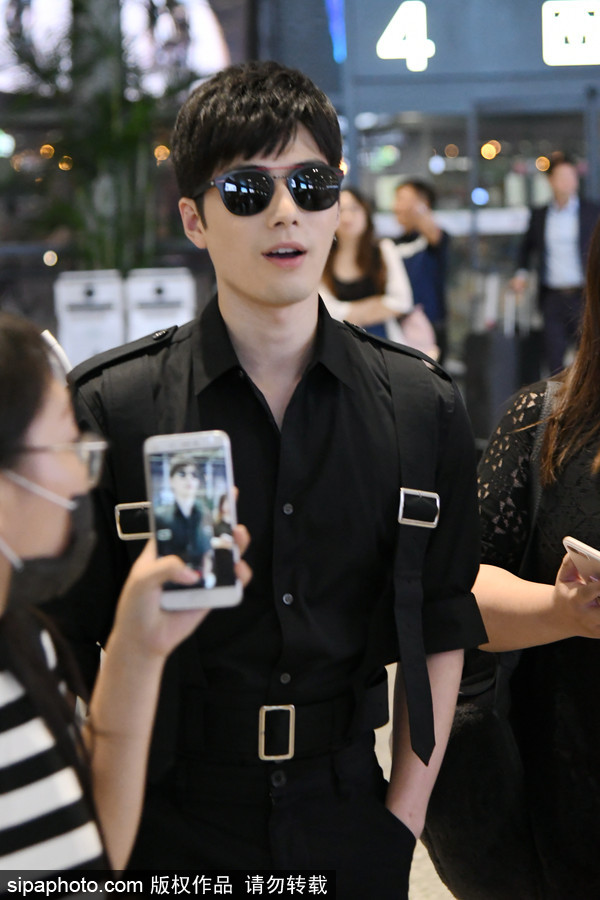 陳學冬黑衣墨鏡現身機場 遭眾迷妹圍堵跟拍