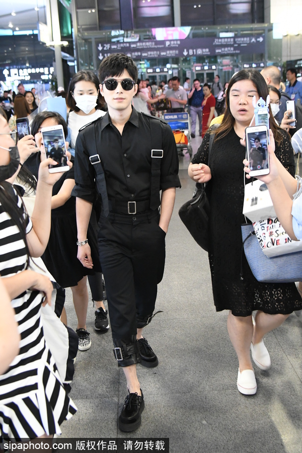 陳學冬黑衣墨鏡現身機場 遭眾迷妹圍堵跟拍