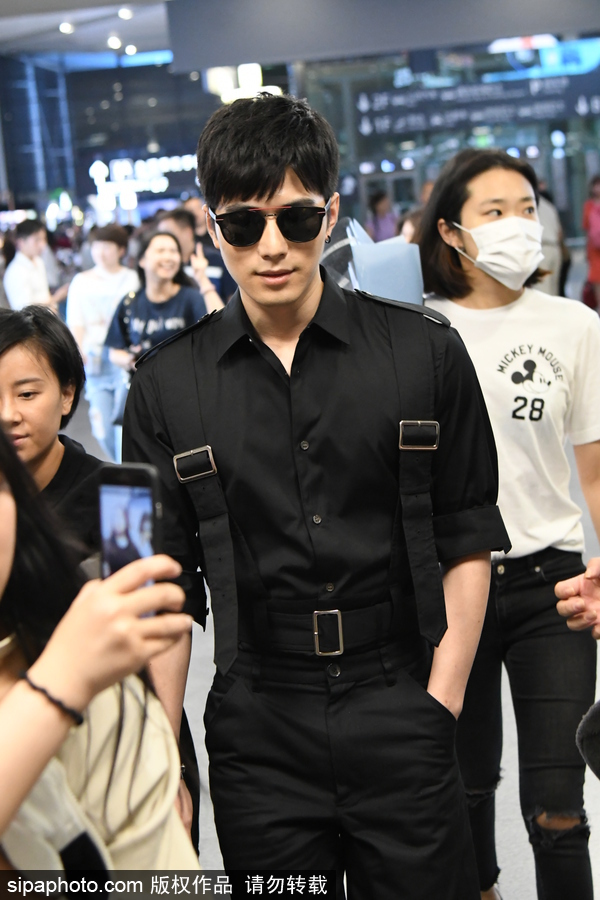 陳學(xué)冬黑衣墨鏡現(xiàn)身機場 遭眾迷妹圍堵跟拍