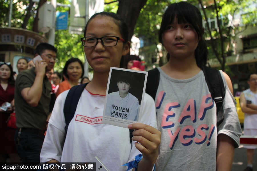 王俊凱重慶高考引關(guān)注 粉絲考點(diǎn)外守候