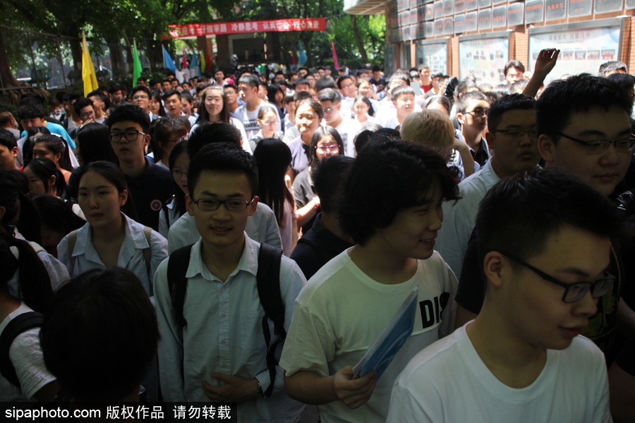 王俊凱重慶高考引關注 粉絲考點外守候