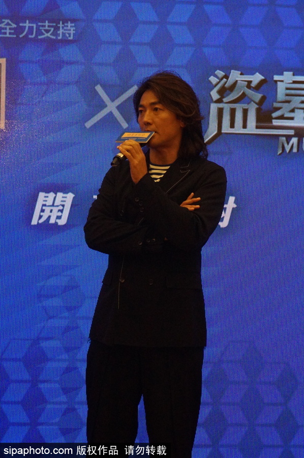 50歲鄭伊健帥氣亮相 自曝拍電影受傷老婆很擔(dān)心