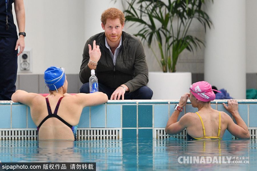 哈里王子到訪悉尼奧森公園 與游泳運動員親切握手