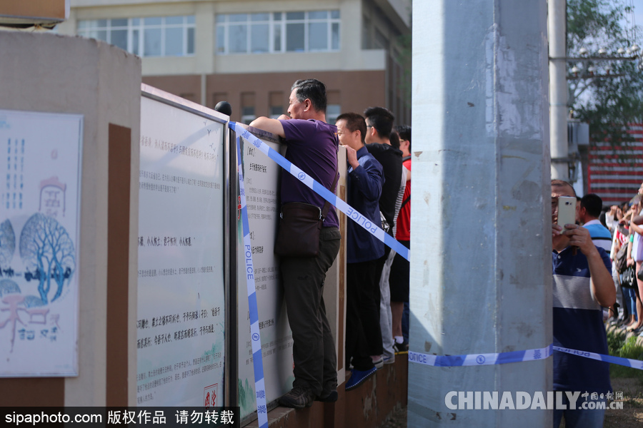可憐天下父母心 沈陽考場(chǎng)外家長頂烈日踩廢棄電線桿翹首以盼
