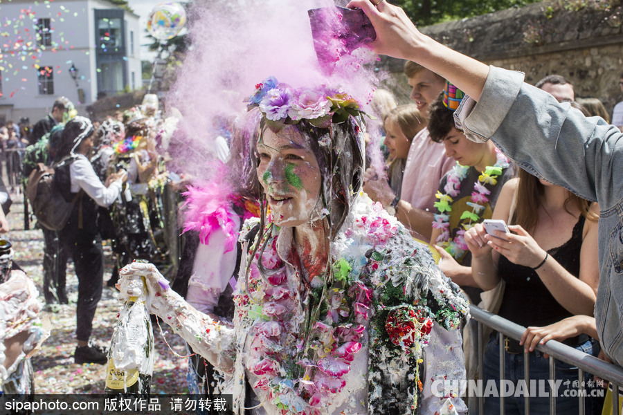 牛津大學(xué)也瘋狂 學(xué)生考試結(jié)束別樣慶祝方式