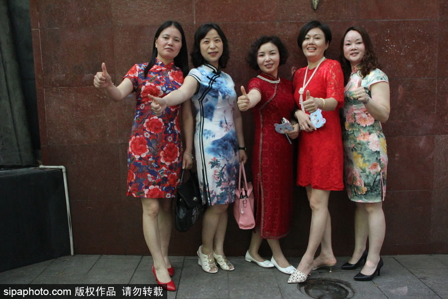 重慶家長(zhǎng)穿旗袍助陣高考 寓意“旗開(kāi)得勝”