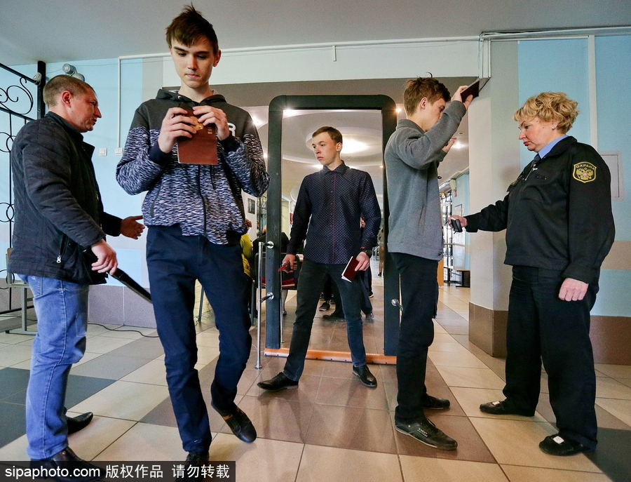 俄羅斯高考物理科目開考 探訪考試現(xiàn)場