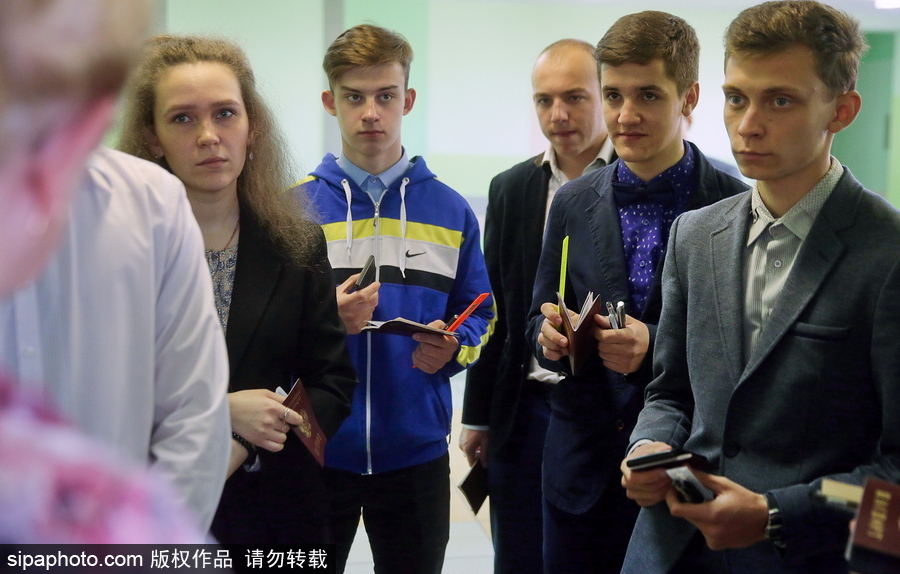 俄羅斯高考物理科目開考 探訪考試現場