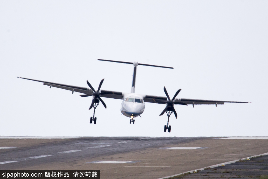 英國利茲遭遇大風 飛機在狂風中“左搖右擺”艱難降落