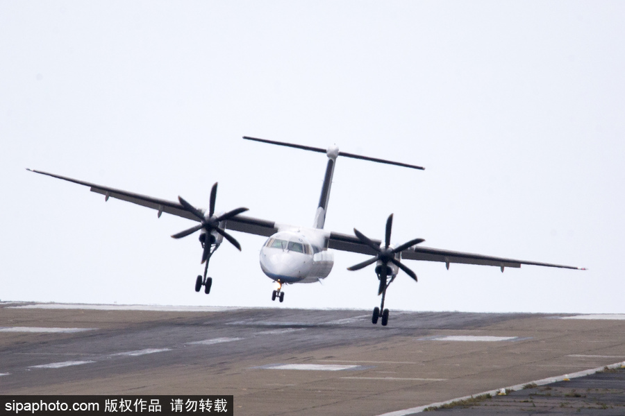 英國(guó)利茲遭遇大風(fēng) 飛機(jī)在狂風(fēng)中“左搖右擺”艱難降落