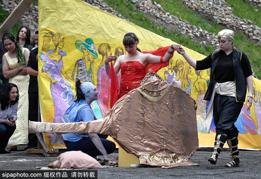 不輸超模！俄羅斯女子監(jiān)獄舉行時裝秀