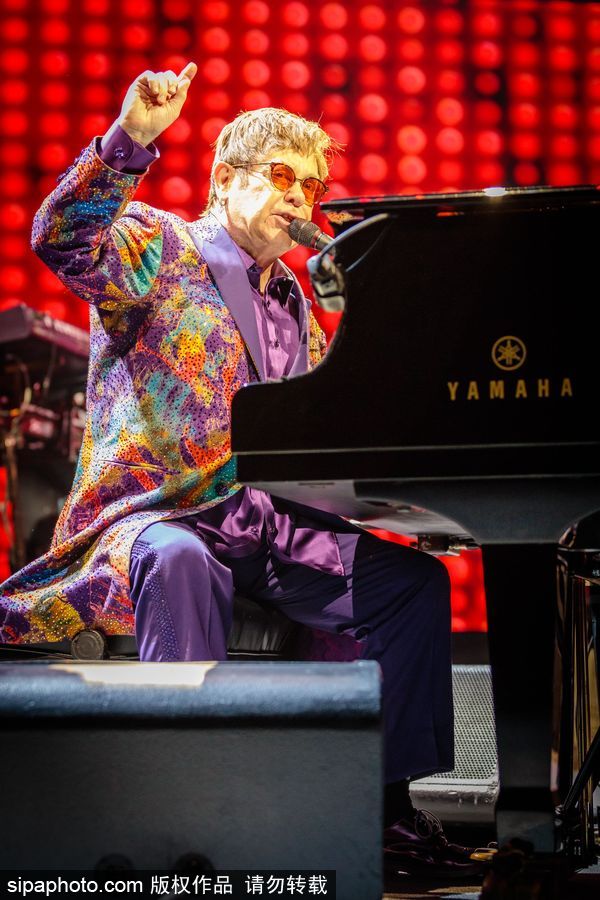 英國流行音樂藝術(shù)家艾爾頓·約翰演唱會(huì) 腳踩音響霸氣十足寶刀不老