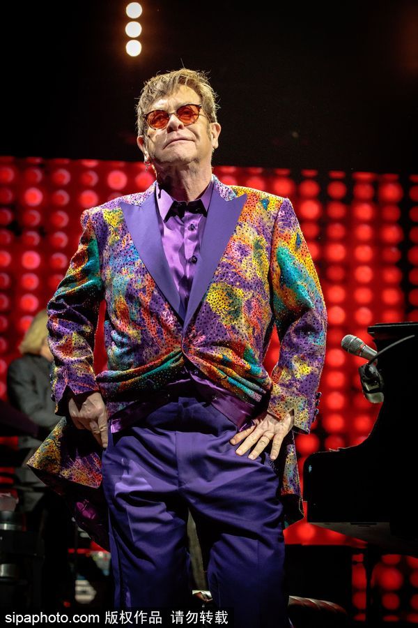 英國流行音樂藝術(shù)家艾爾頓·約翰演唱會 腳踩音響霸氣十足寶刀不老