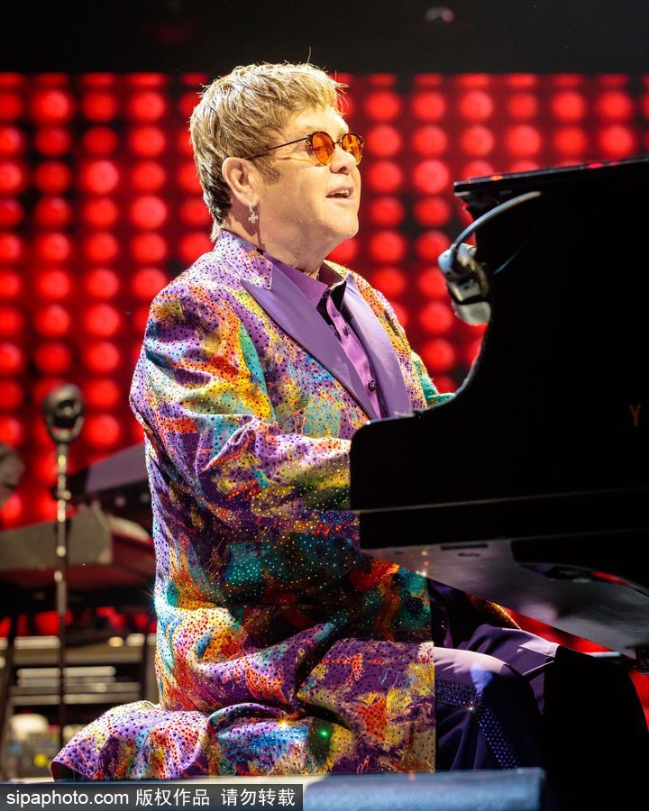 英國(guó)流行音樂藝術(shù)家艾爾頓·約翰演唱會(huì) 腳踩音響霸氣十足寶刀不老