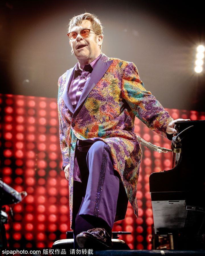 英國(guó)流行音樂(lè)藝術(shù)家艾爾頓·約翰演唱會(huì) 腳踩音響霸氣十足寶刀不老
