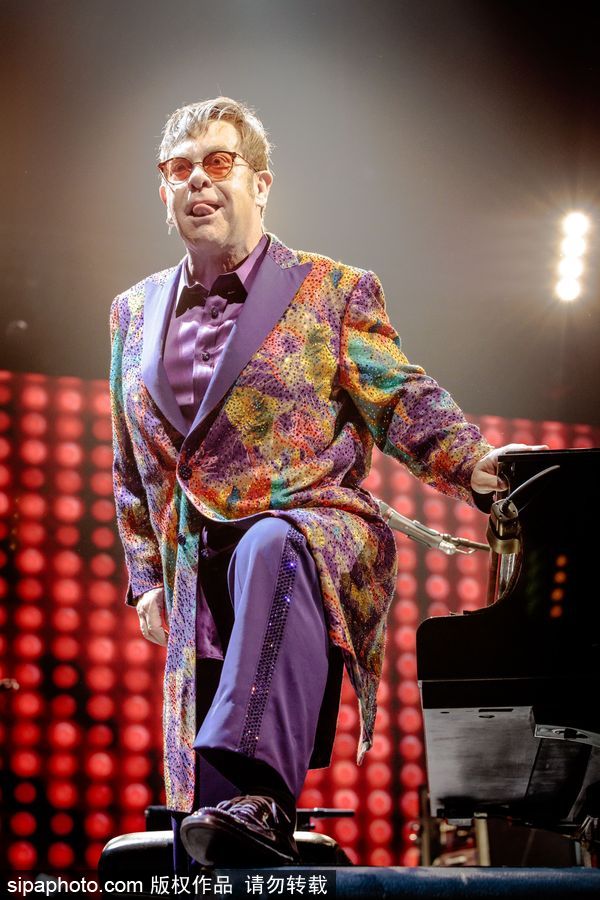 英國流行音樂藝術家艾爾頓·約翰演唱會 腳踩音響霸氣十足寶刀不老
