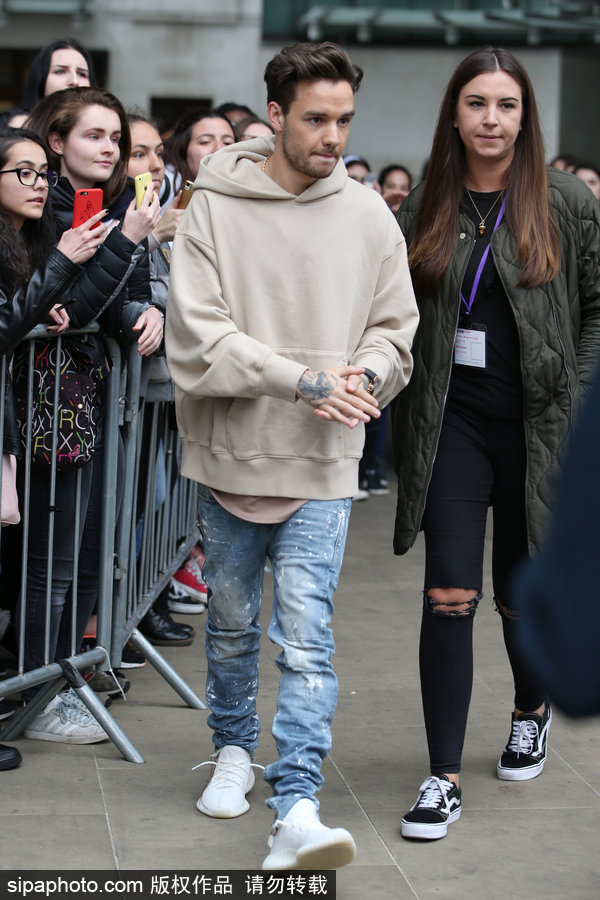 偶像男星利亞姆·佩恩出街被粉絲包圍 新手奶爸難脫稚氣