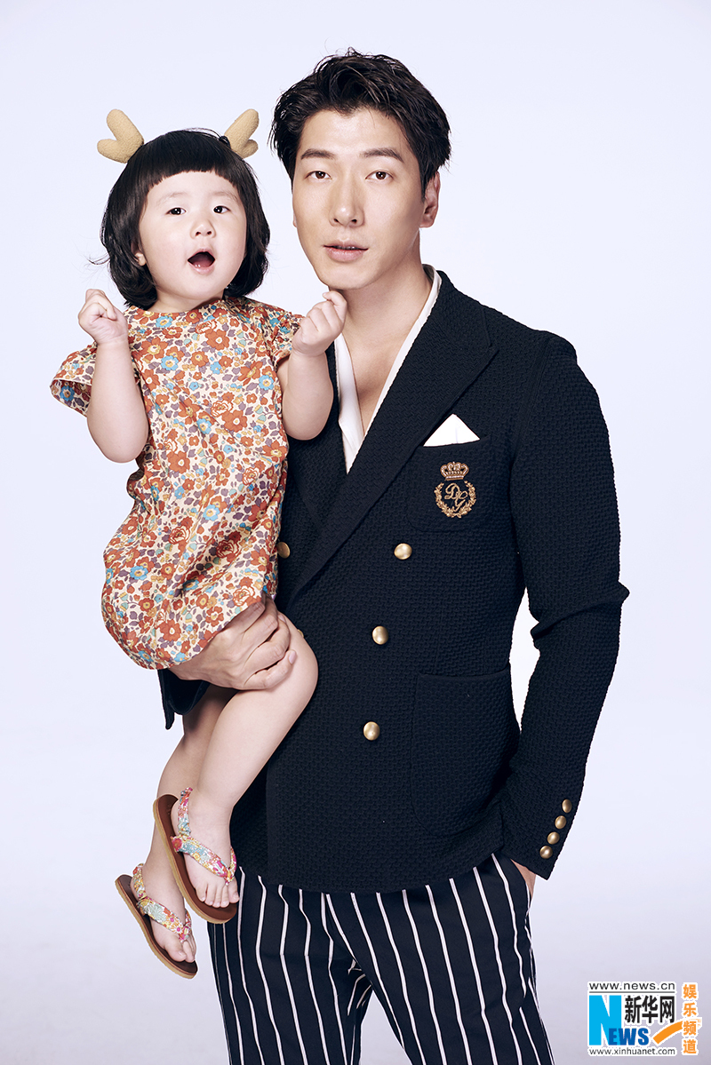 張亮女兒兩歲生日曝親子寫真 鏡頭感不輸爸爸