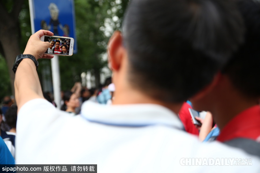 2017高考結(jié)束 北京四中考生輕松出考場笑容滿面