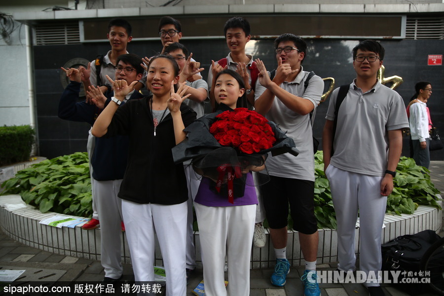 2017高考結(jié)束 北京四中考生輕松出考場笑容滿面