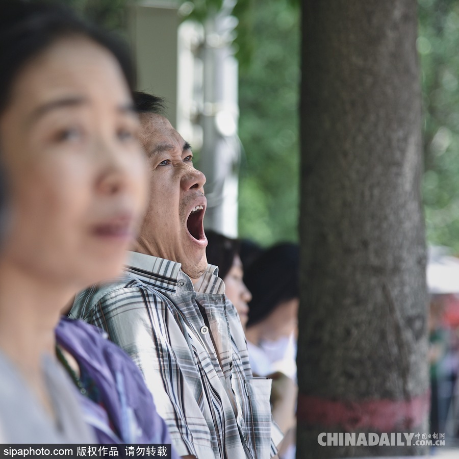 內(nèi)蒙古呼和浩特：等待與期盼 高考考場(chǎng)外表情萬(wàn)象