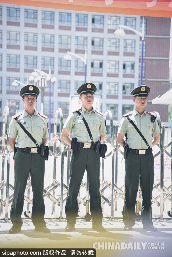 內蒙古呼和浩特：等待與期盼 高考考場外表情萬象