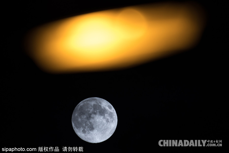 英國大選的靜謐夜晚 曼徹斯特天空現滿月