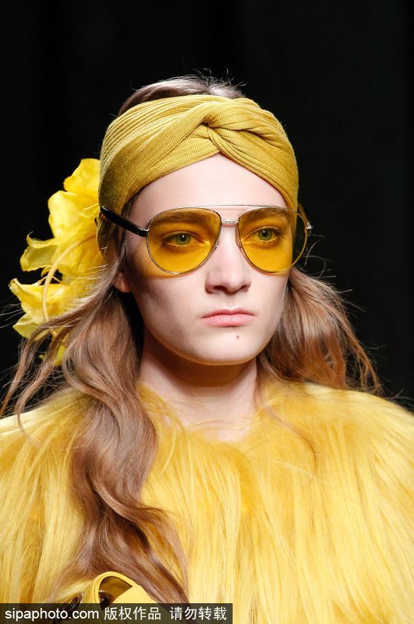 這個(gè)夏天想玩高逼格 就入手個(gè)彩色墨鏡吧！