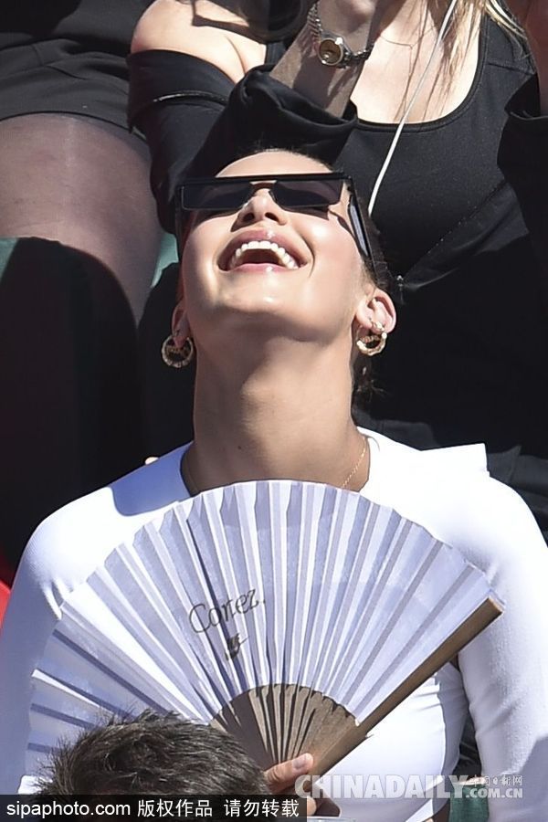 “面癱臉”超模貝拉·哈迪德也有放飛自我的時候！就是開心