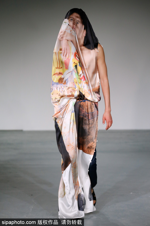 2018倫敦男裝周春夏 詭異人臉頭紗設計略顯驚悚